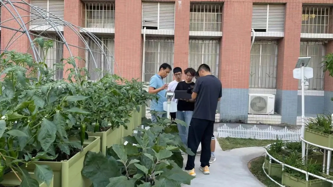 华珠举行人工智能学院科技小院揭牌仪式14.jpg